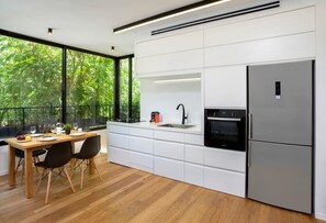 Comfort Apartment | Private kitchenette | Fridge, microwave, oven, stovetop