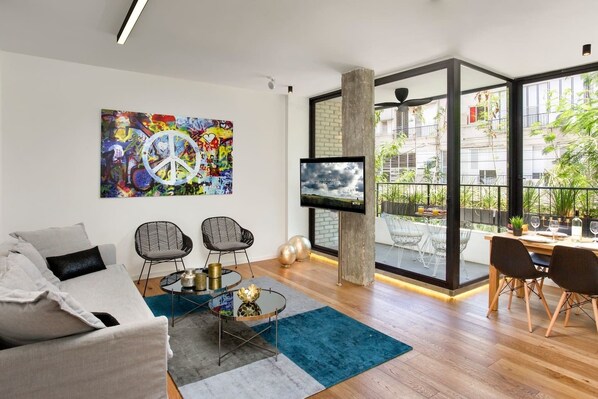 Comfort Apartment | Living area | Flat-screen TV