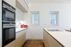 Deluxe-Apartment | Eigene Küche | Großer Kühlschrank, Mikrowelle, Ofen, Herdplatte