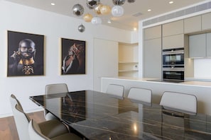 Appartement Deluxe | Repas dans la chambre