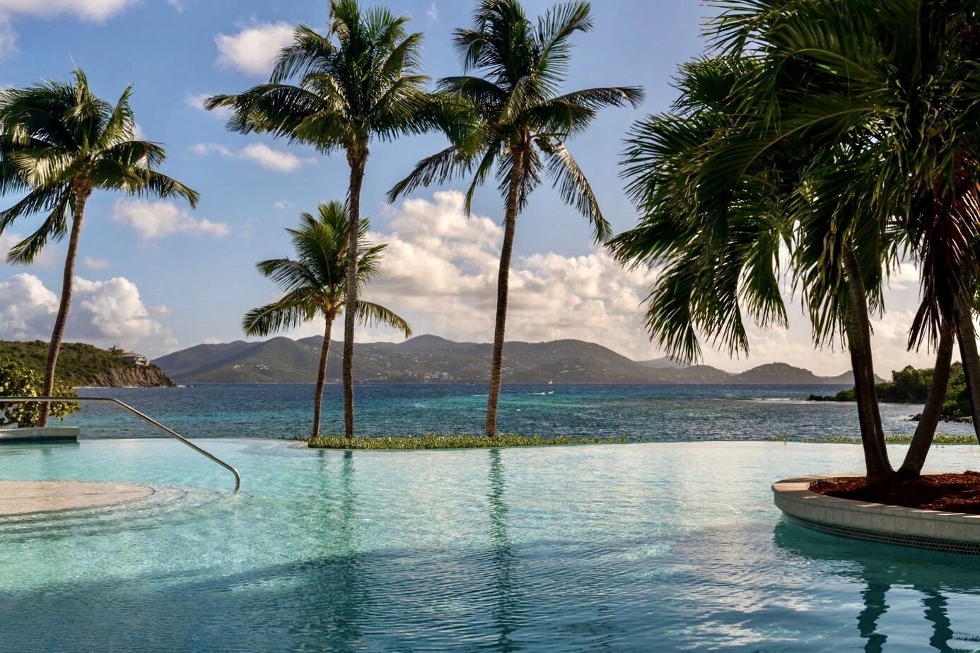 Utomhuspool och uppvärmd pool