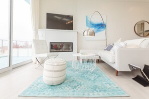 TV, fireplace