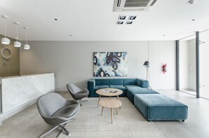 Coin salon dans le hall