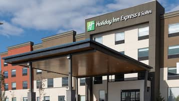 Welcome to Holiday Inn Express & Suites, featuring a modern architectural design.