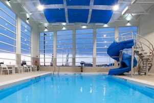 Una piscina cubierta