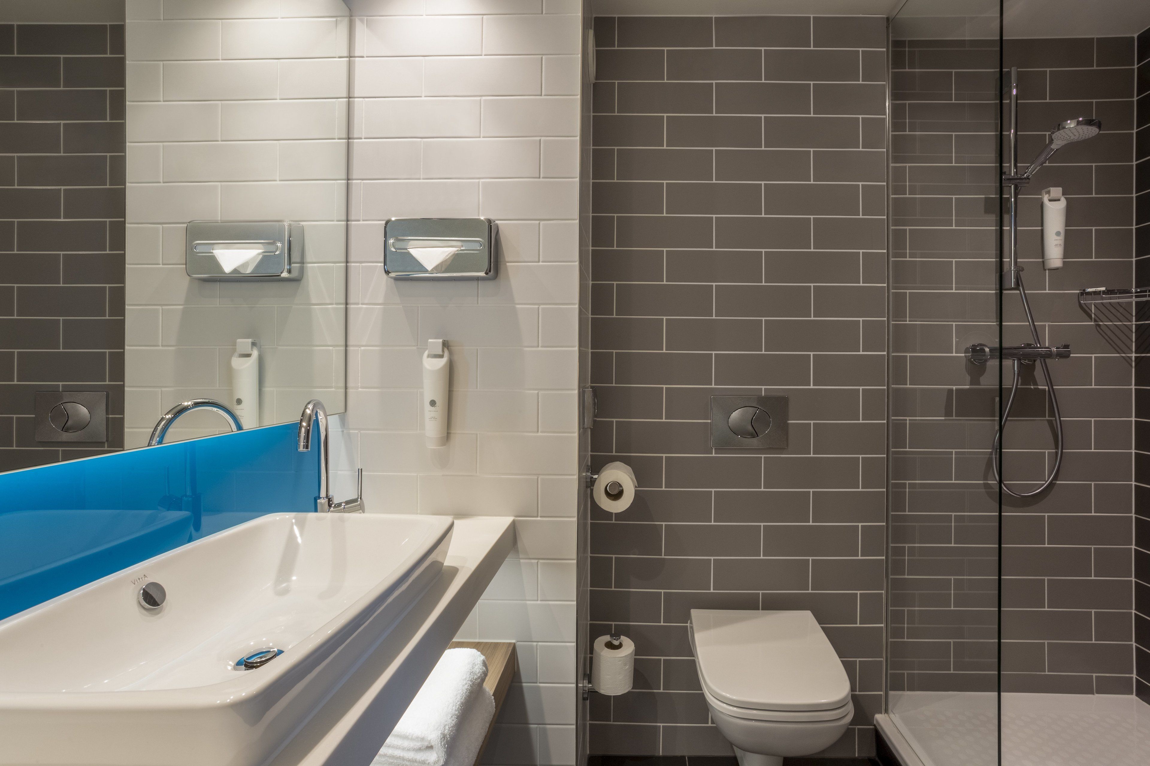 shower, hydromassage showerhead, free toiletries, hair dryer