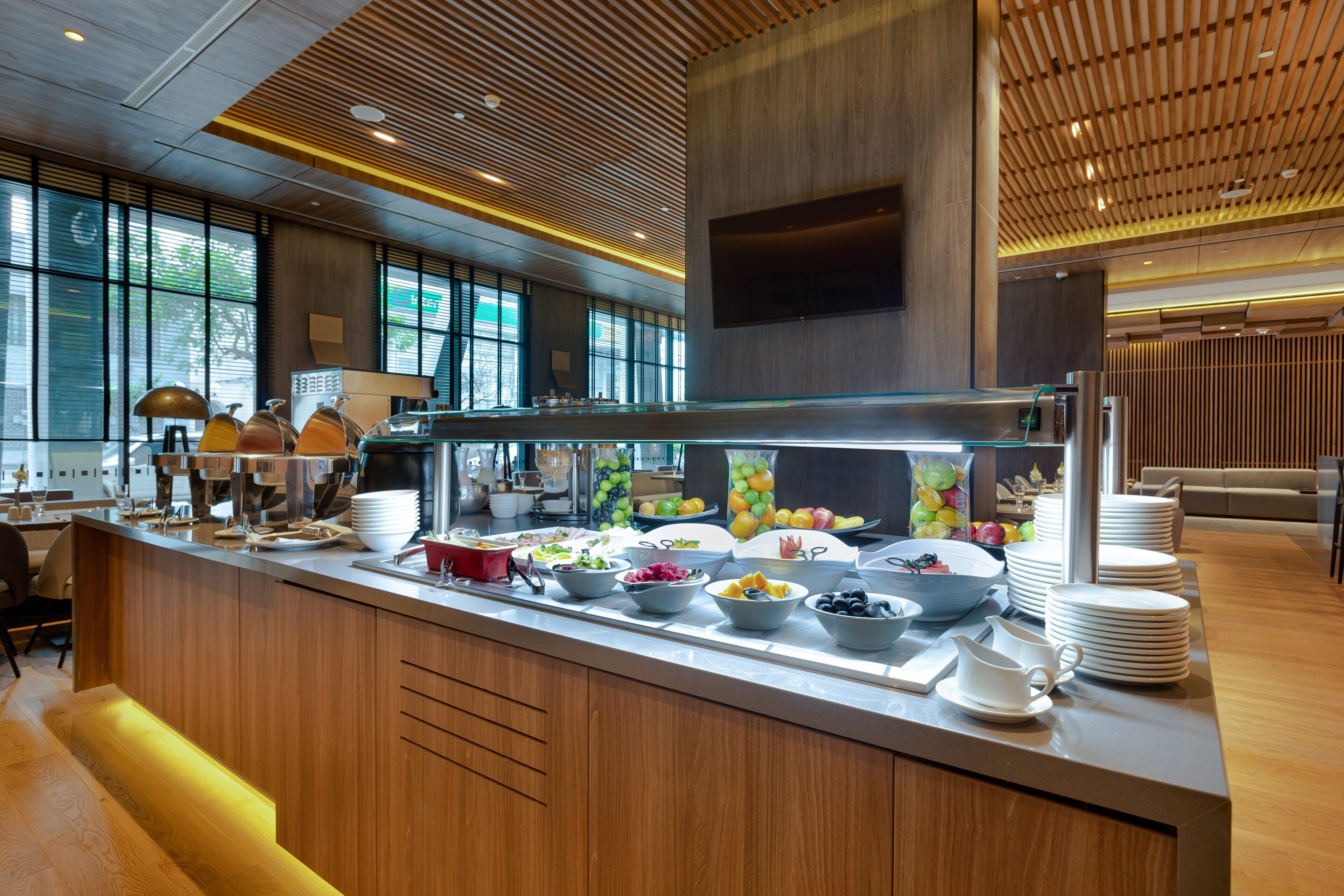 breakfast, lunch, dinner served; local and international cuisine