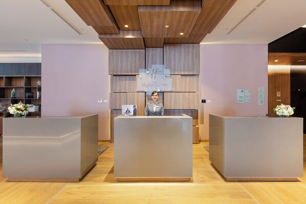 A reception area with a modern design, featuring a wooden ceiling and a reception desk. - Holiday Inn Lima Miraflores by IHG (Lima)