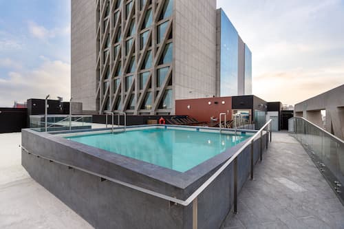 Piscina externa, espreguiçadeiras