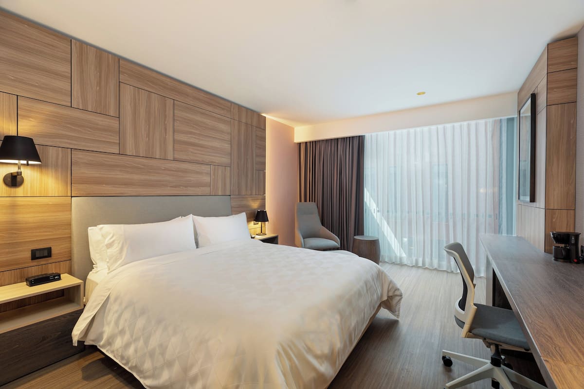 Standard Room, 1 King Bed | Minibar, in-room safe, desk, laptop workspace