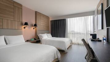 Habitación estándar, 2 camas de matrimonio | Minibar, caja fuerte, escritorio y espacio para trabajar con un portátil