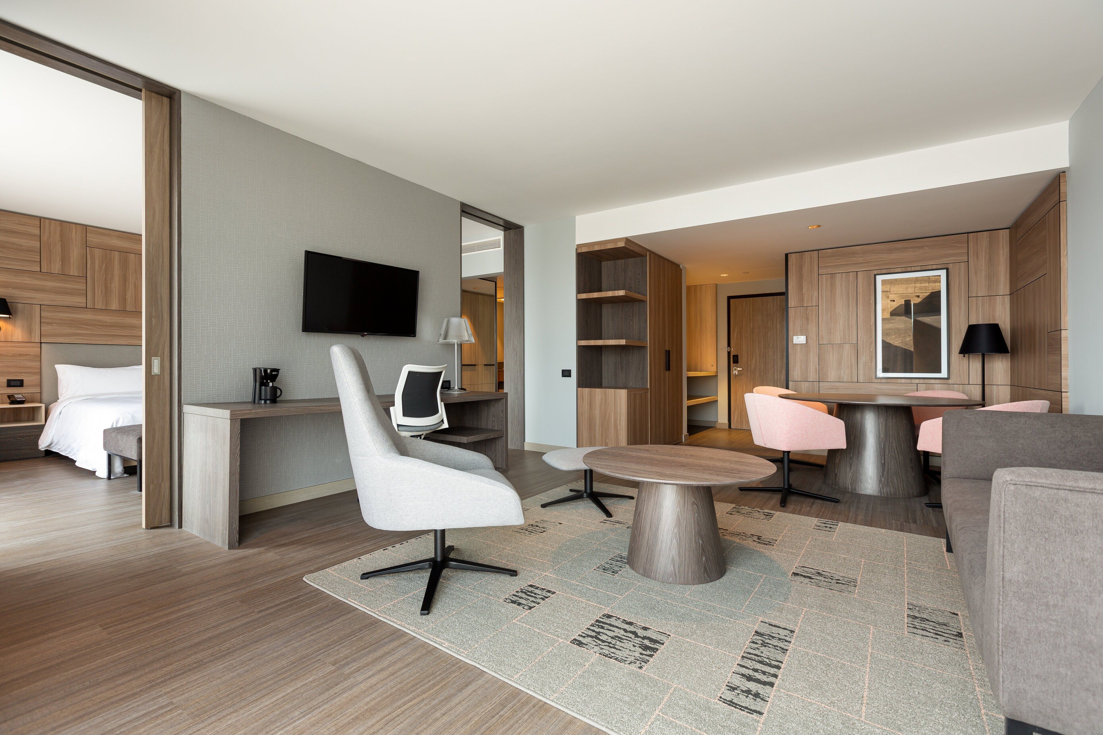 Suite, 1 cama de matrimonio grande | Minibar, caja fuerte, escritorio y espacio para trabajar con un portátil