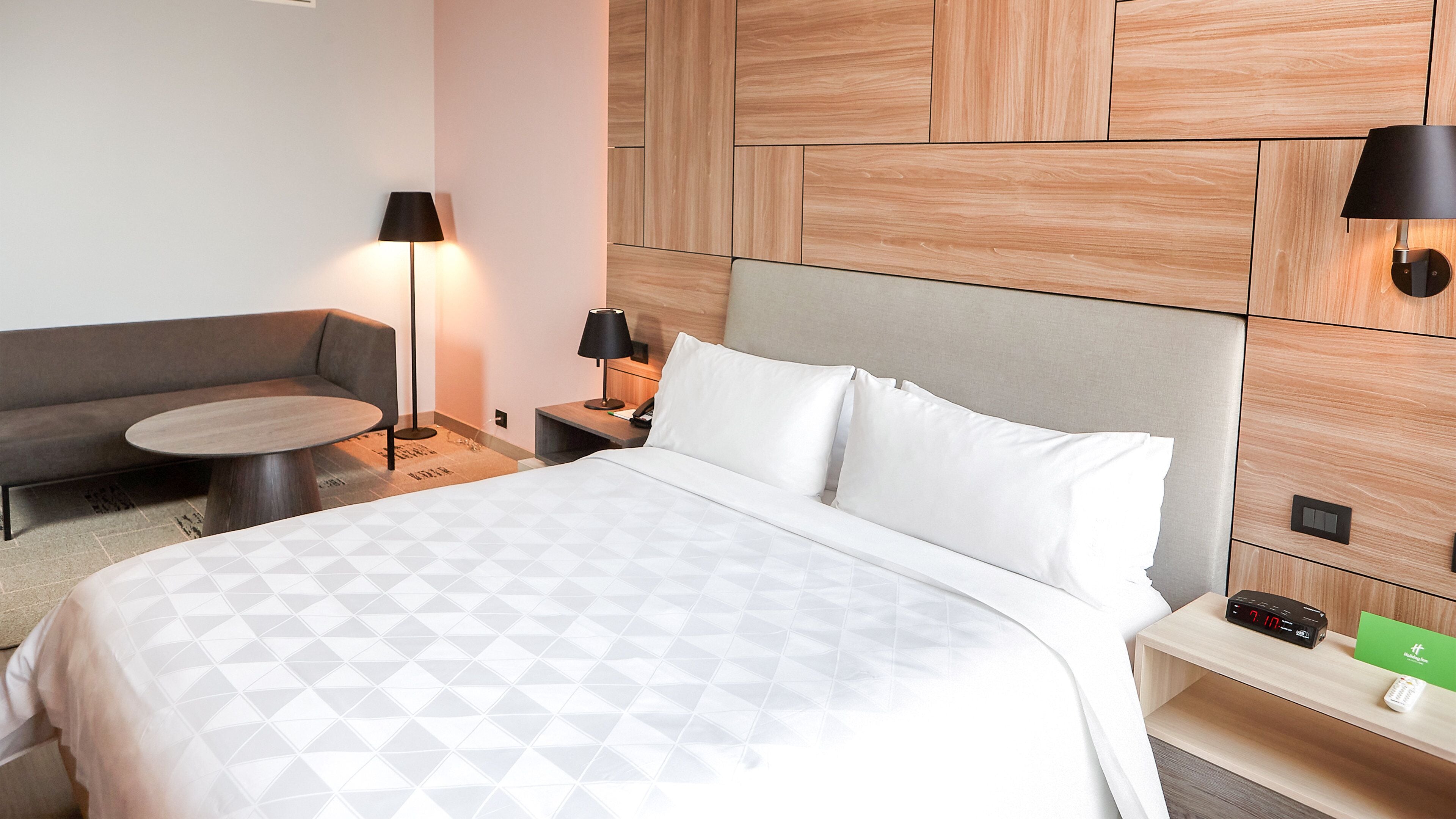 Habitación Premium, 1 cama de matrimonio grande, vistas a la ciudad | Minibar, caja fuerte, escritorio y espacio para trabajar con un portátil