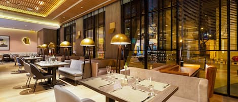 Breakfast, lunch, dinner served; local and international cuisine
