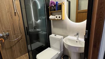 Comfort-Zimmer | Badezimmer | Dusche, Haartrockner, Hausschuhe, Handtücher