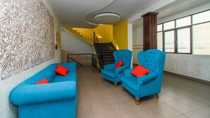 Lobby sitting area - Capital O 252 Ceylon City Hotel (Mount Lavinia)
