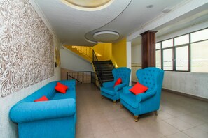 Lobby sitting area - Capital O 252 Ceylon City Hotel (Mount Lavinia)