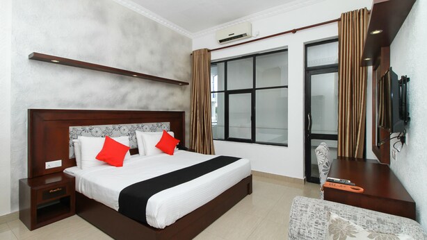 Standard Double Room - Capital O 252 Ceylon City Hotel (Mount Lavinia)