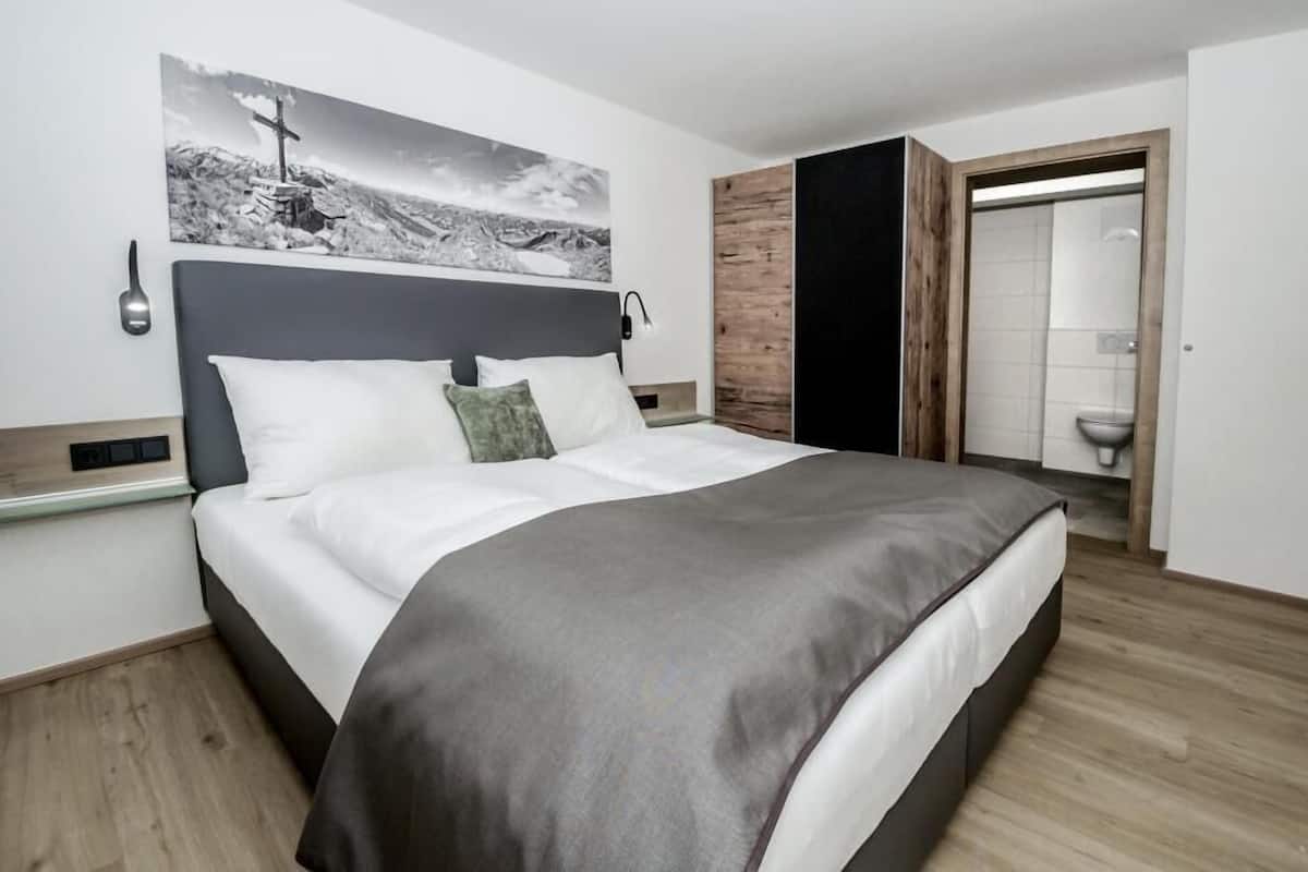 Verdunkelungsvorhänge, schallisolierte Zimmer, Bügeleisen/Bügelbrett