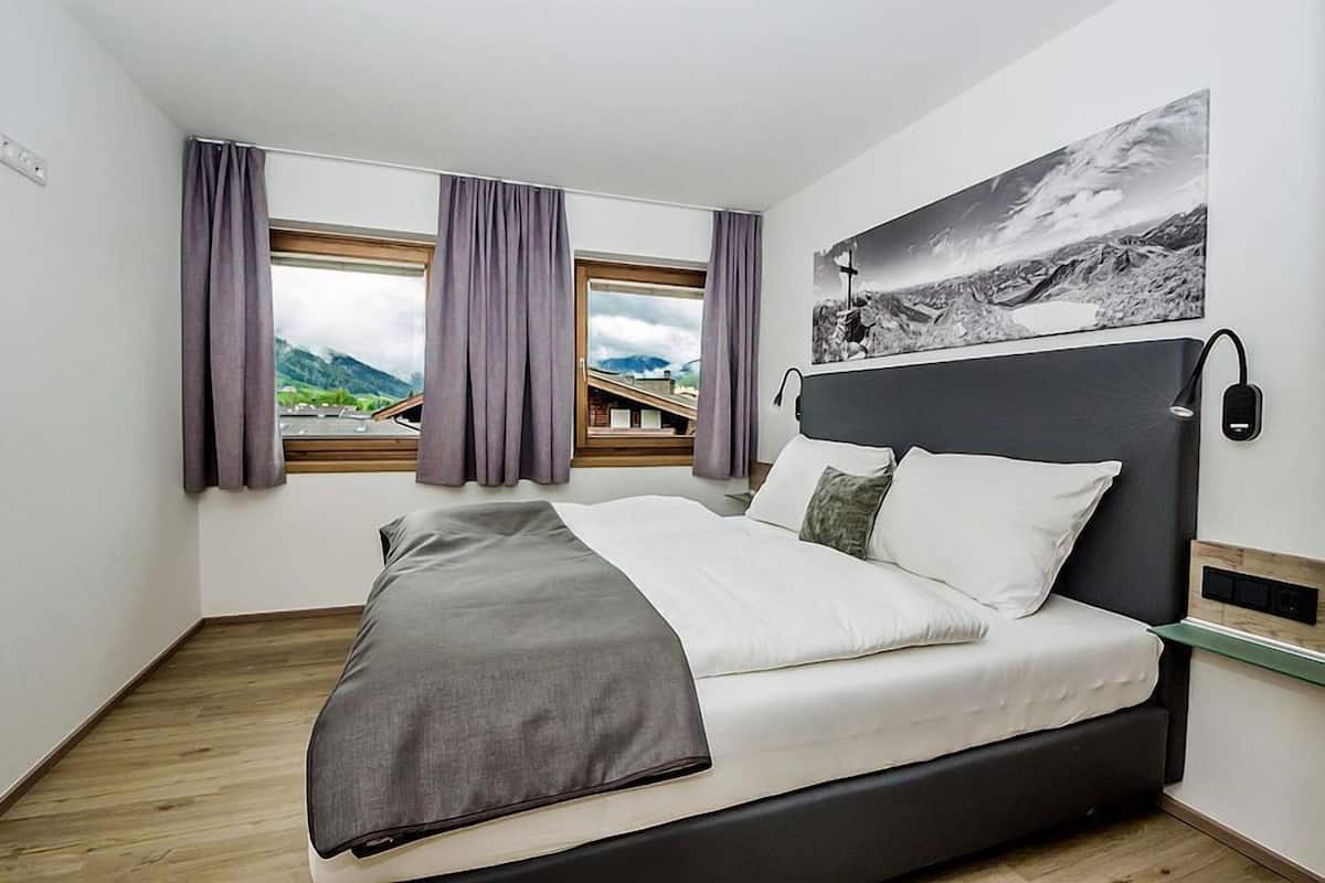 Verdunkelungsvorhänge, schallisolierte Zimmer, Bügeleisen/Bügelbrett