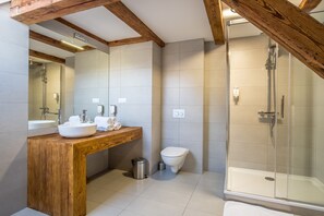 Premium Suite | Bathroom | Shower, rainfall showerhead, free toiletries, towels