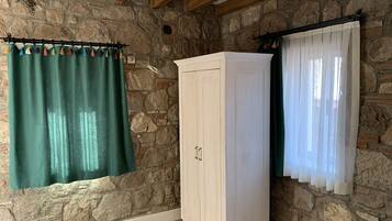 Quarto standard (Zeytin) | Escrivaninha, cortinas blackout, ferros/tábuas de passar roupa