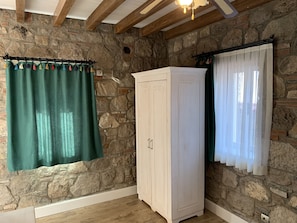 Habitació estàndard (Zeytin) | Escriptori, cortines opaques i planxa i posts de planxar