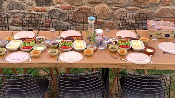 Café da manhã completo grátis todos os dias