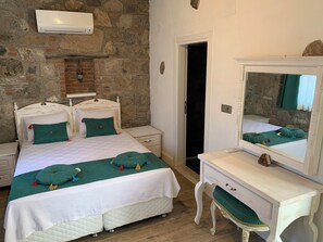 Chambre Standard (Zeytin) | Bureau, rideaux occultants, fer et planche à repasser