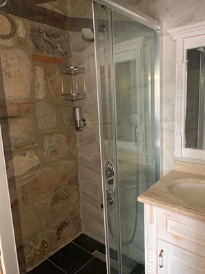 Shower, hair dryer, slippers, towels - Ada Han Butik Otel (Urla)