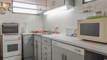 Full-sized fridge, microwave, oven, stovetop