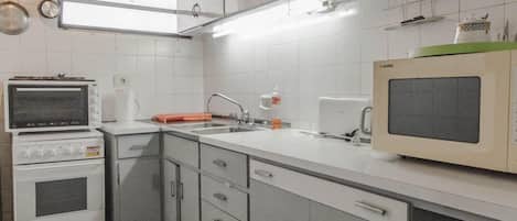 大型冰箱、微波爐、烤箱、爐台