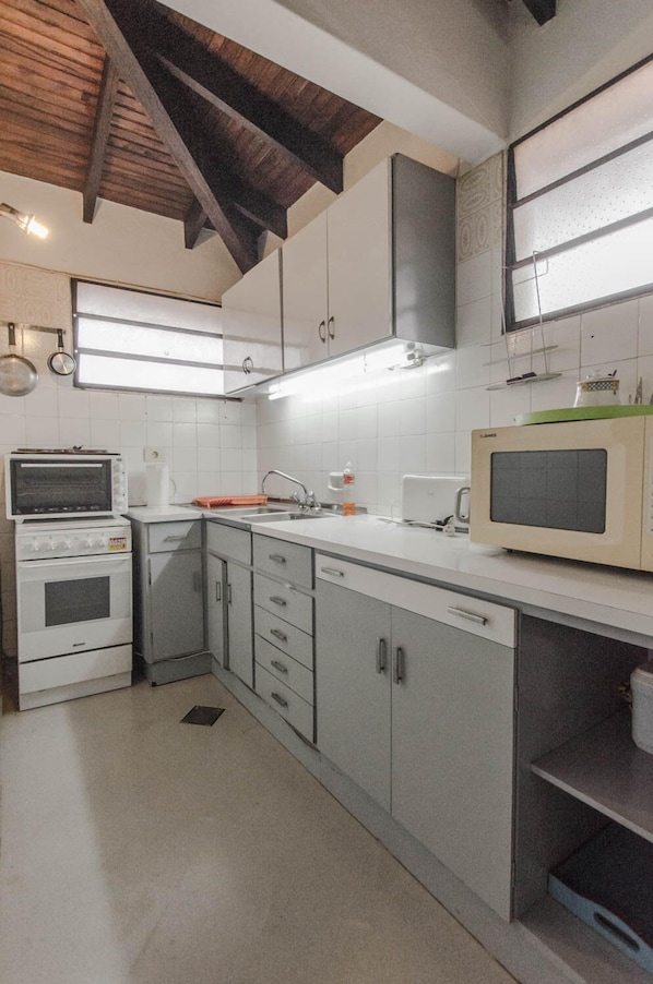 Full-sized fridge, microwave, oven, stovetop