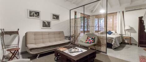 Klassieke loft | Woonkamer | Een flatscreentelevisie