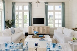 Smart TV, caminetto, impianto stereo