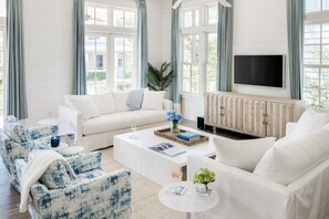 TV connectée, cheminée, chaîne hi-fi