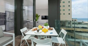 In-room dining - Pleasant 1BR in Rotem Shani by HolyGuest (Tel Aviv)