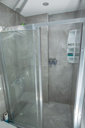 Bathroom shower - Atlantis Royal Hotel (Istanbul)