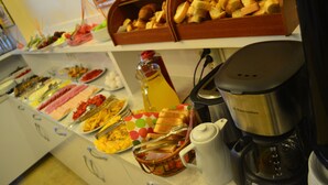 Un bufé con diferentes alimentos y una máquina de café.