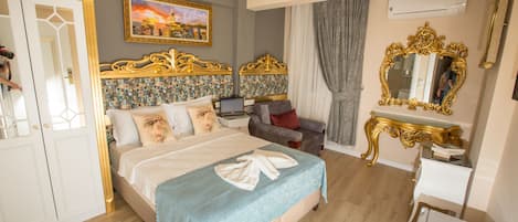 Deluxe Room | Minibar, in-room safe, desk, soundproofing