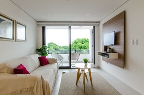 City Apartment | Living room | 35-inch flat-screen TV with cable channels, TV - Barrio Jara's Best Choice (Asunción)