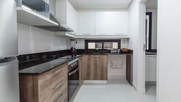 City-Apartment | Eigene Küche | Großer Kühlschrank, Mikrowelle, Ofen, Herdplatte