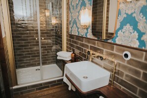 Habitación doble (Kanzleramt) | Baño | Secador de pelo y toallas
