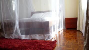 2 habitaciones, escritorio y cortinas blackout