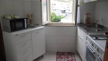 Kühlschrank, Mikrowelle, Ofen, Wasserkocher mit Kaffee-/Teezubehör