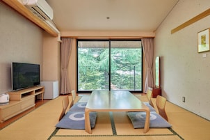 Quarto família (Japanese Style, 5 People) | Escrivaninha, ferros/tábuas de passar roupa, Wi-Fi de cortesia