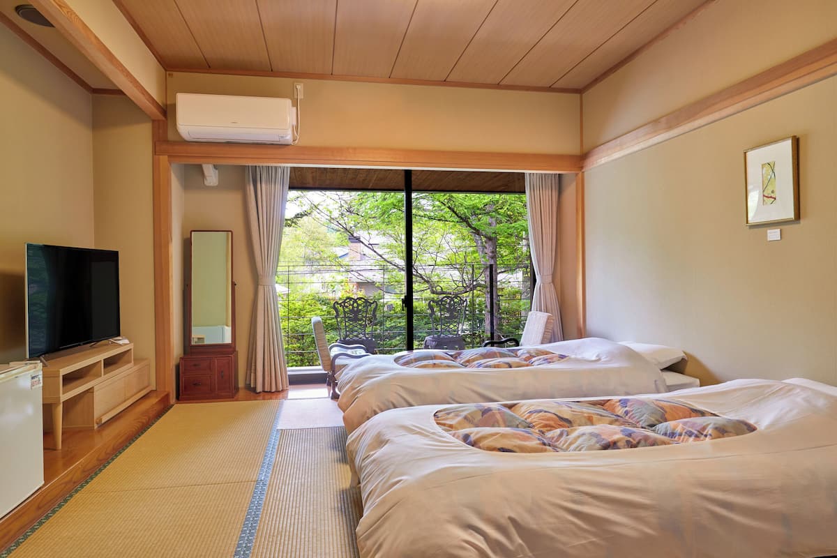 Familie driepersoonskamer, niet-roken (Japanese Western Style,up to 3 People) | 1 slaapkamer, een bureau, een strijkplank/strijkijzer, gratis wifi