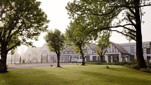 A residential area with houses, a grassy lawn, and trees. - ANEW Hotel Hilton (Pietermartizburg)