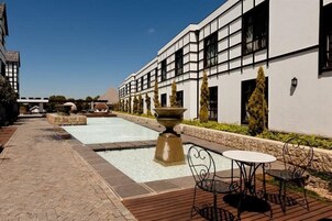 Una piscina al aire libre