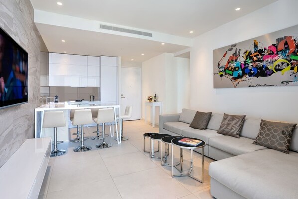 Luxury-Apartment, 1 Schlafzimmer | Wohnbereich | Smart-TV